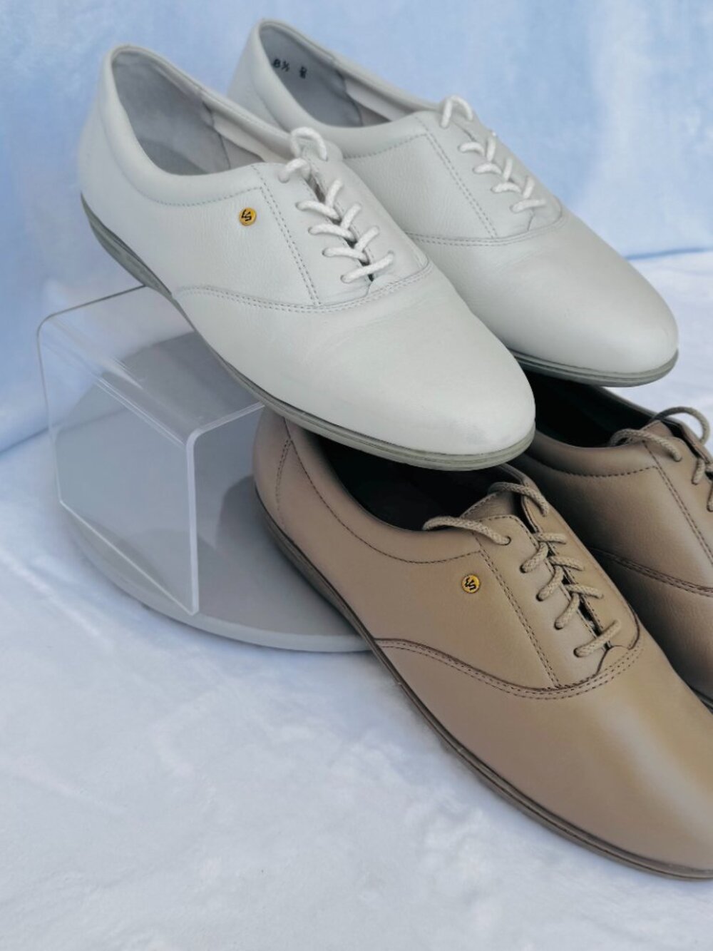 2 Pairs Easy Spirit Shoes 8.5 Women Motion Lace Up Oxford Sneakers White & Tan